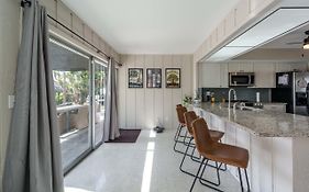 Stylish & Cozy Home Close To Downtown And 10Mins To Beach